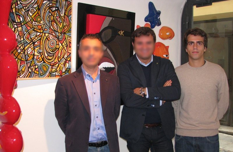 Filippo Cassi nella galleria d'arte Liguri Undici, Pavia, con esponenti istituzionali locali